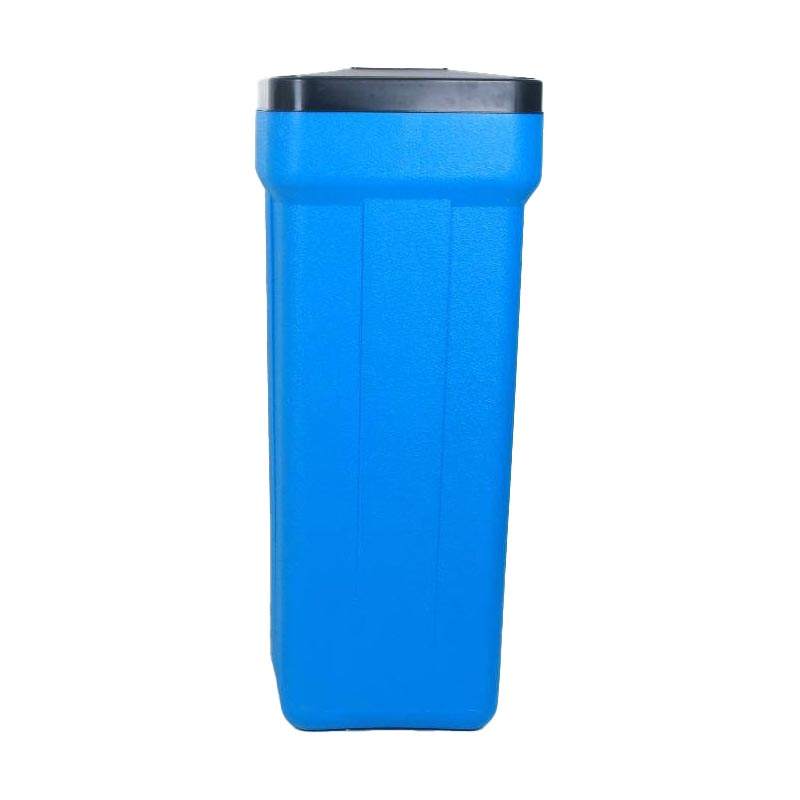 Rectangular blue brine tank assembly with 3/8" connection for Fleck, Clack, and Autotrol systems, 125 litres capacity